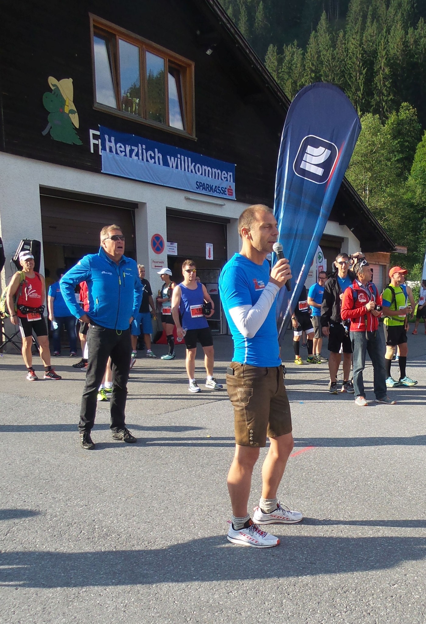 Rennleiter Güntger Ernst begrüsst die Teilnehmer