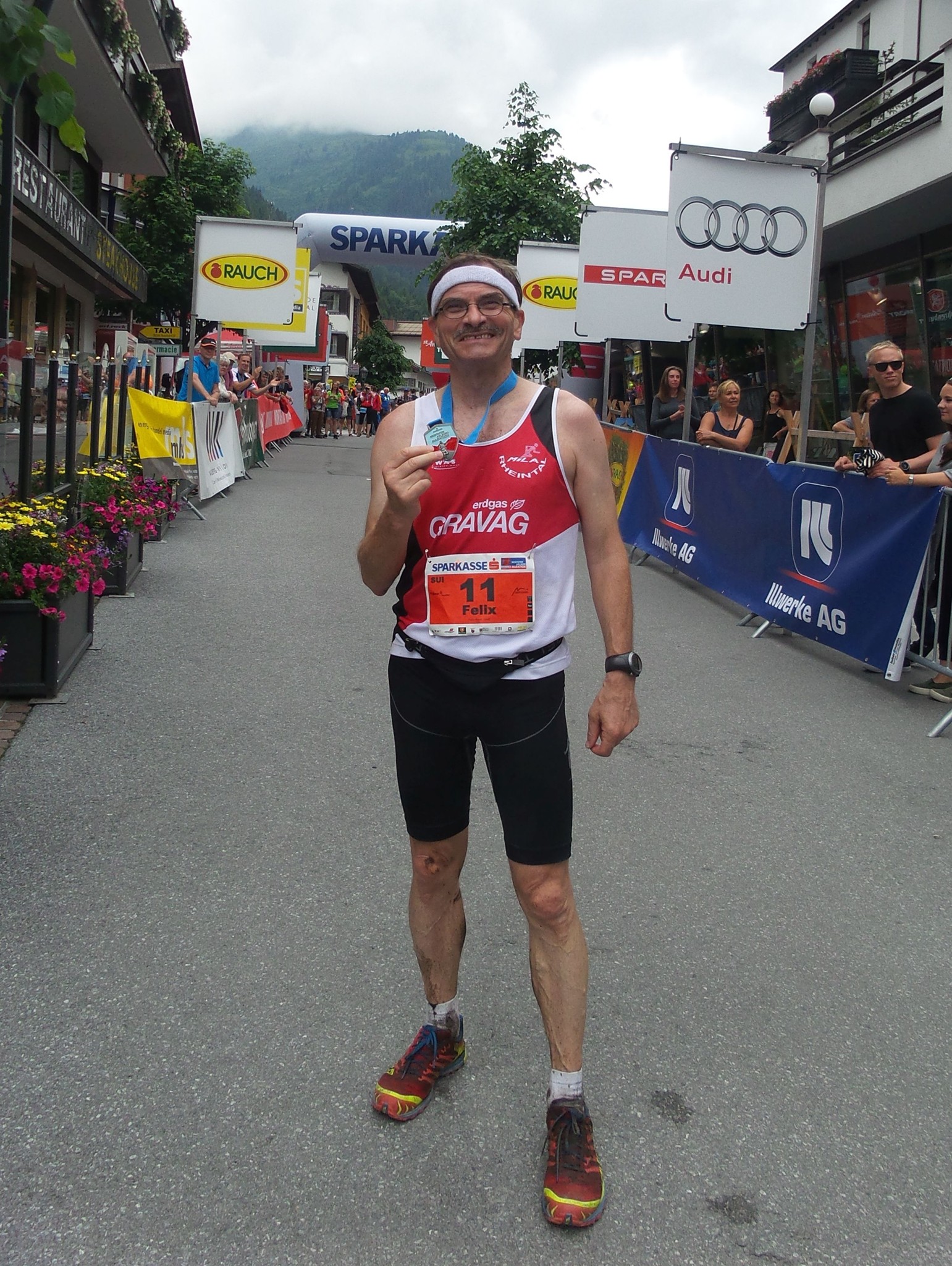 Felix hat seine Finishermedaille auch erhalten