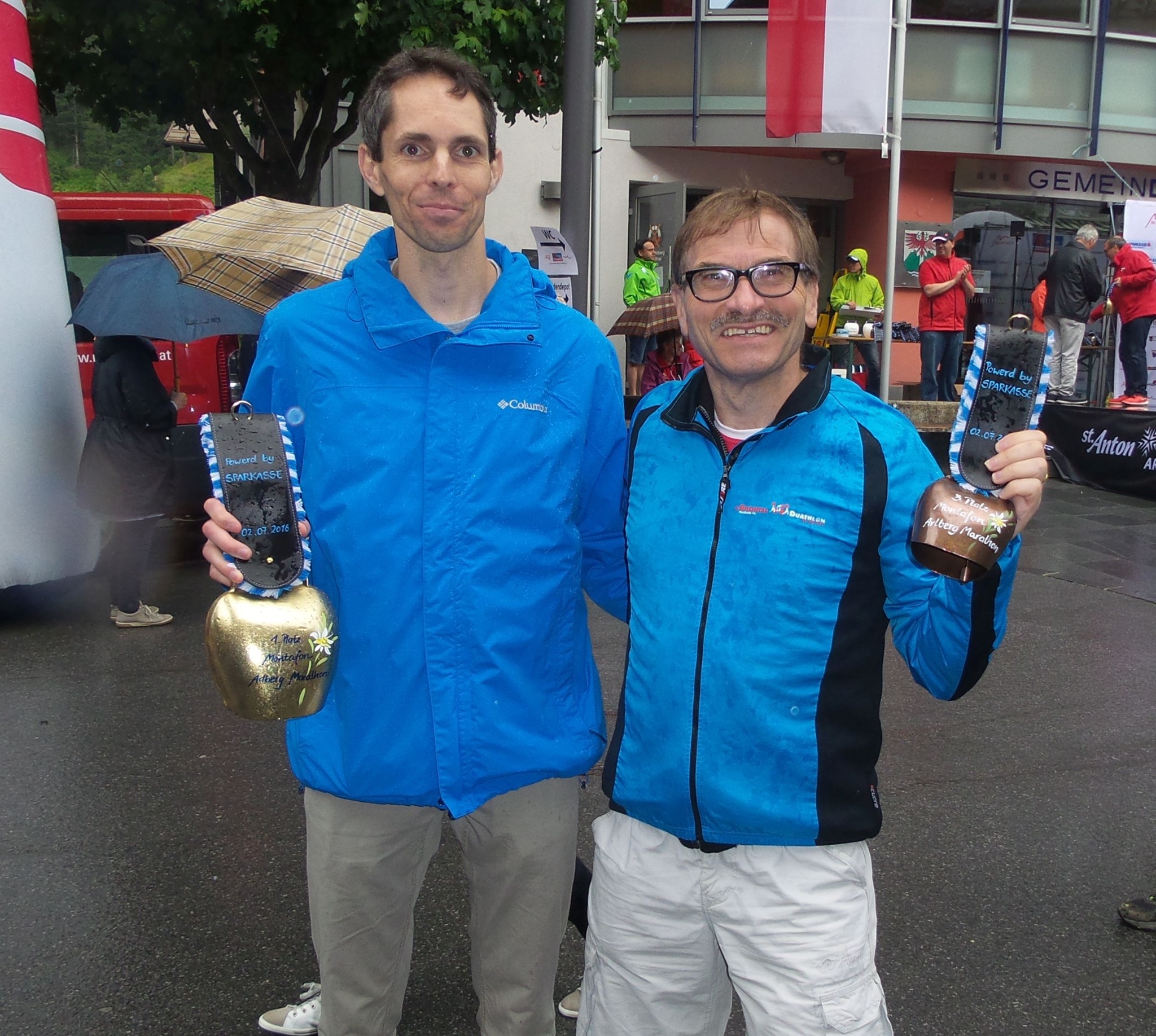 Zoltan und Felix mit ihren Auszeichnungen für die Podestplatzrangierungen