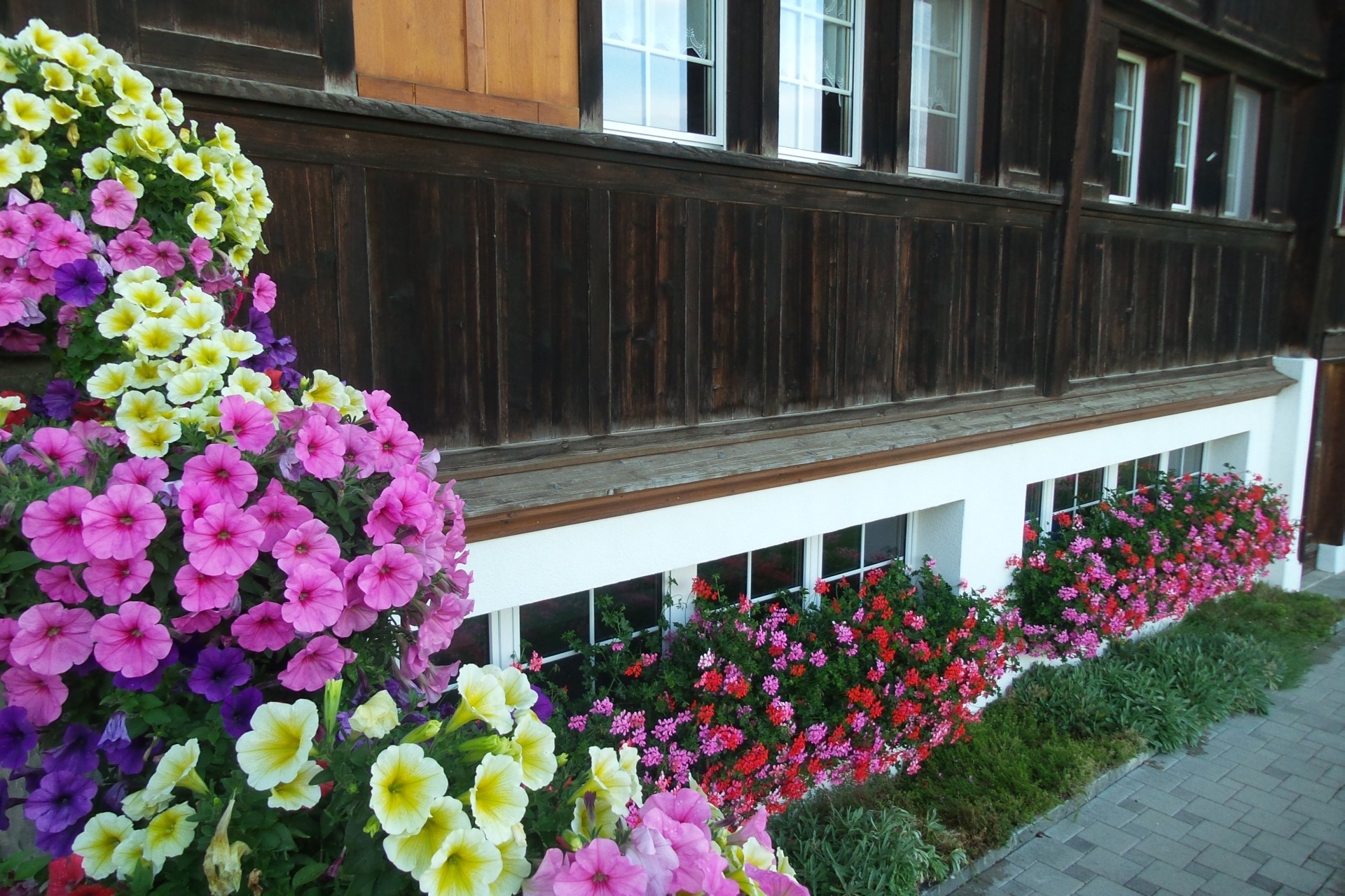 Bauernhaus mit herrlicher Blumenpracht