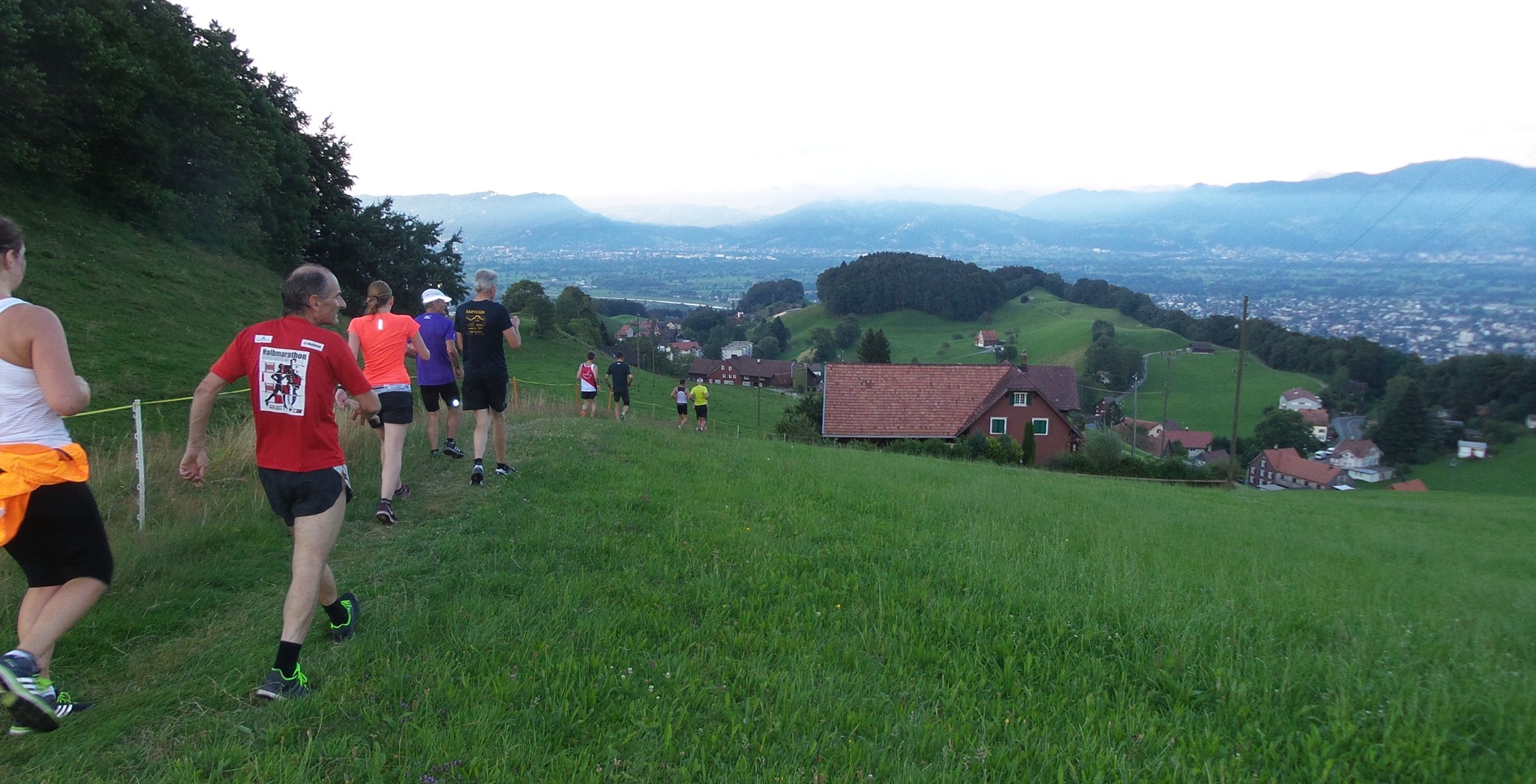 Auf den letzten Metern mit Blick in vertraute Tal