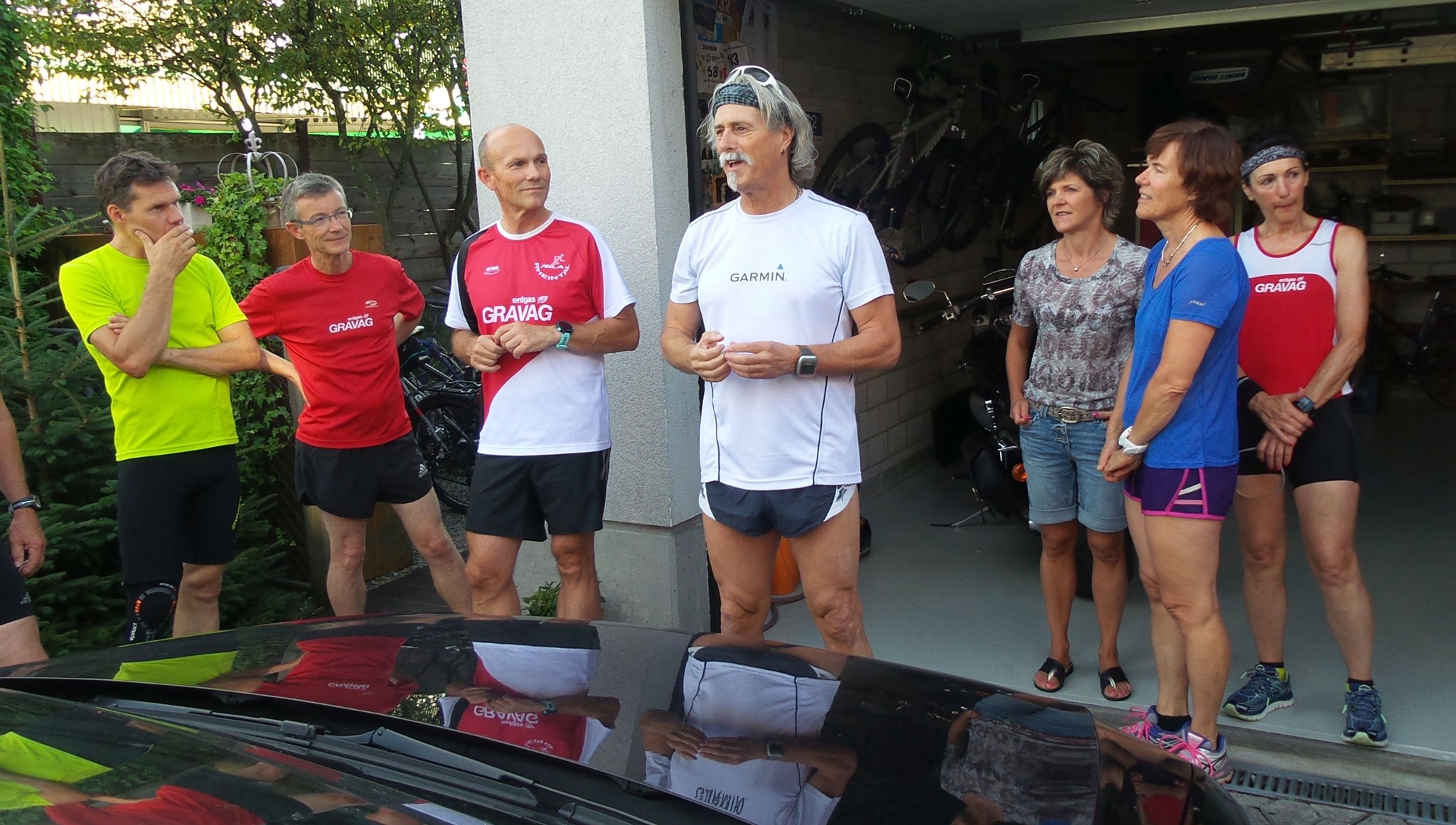 Markus und Jeannine begrüssen die Milas vor ihrem Haus und freuen sich über die grosse Teilnehmerzahl