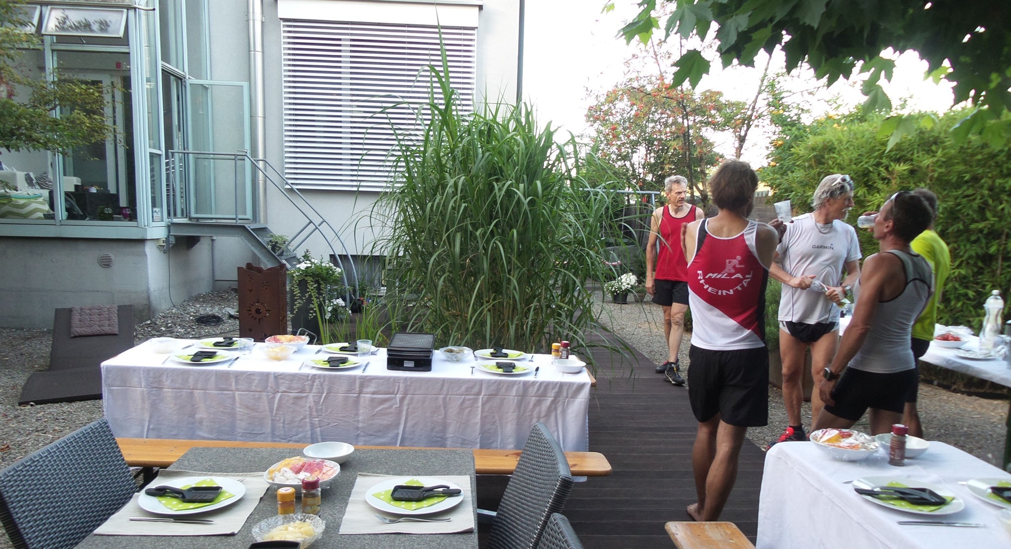 Verpflegung und gemütliches Beisammensein im lauschigen Garten