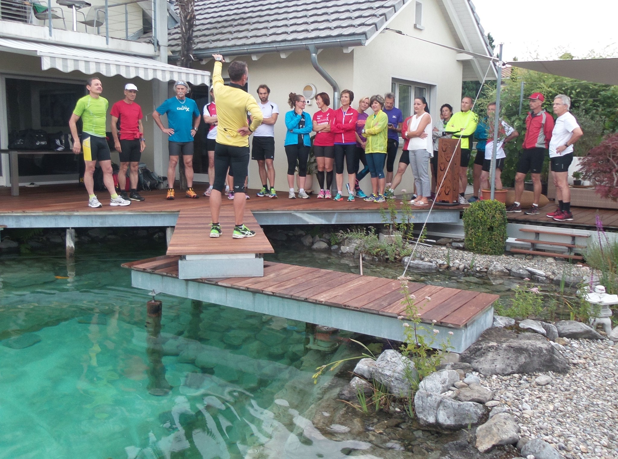 Fredy begrüsst die vielen Gäste im seinem Garten