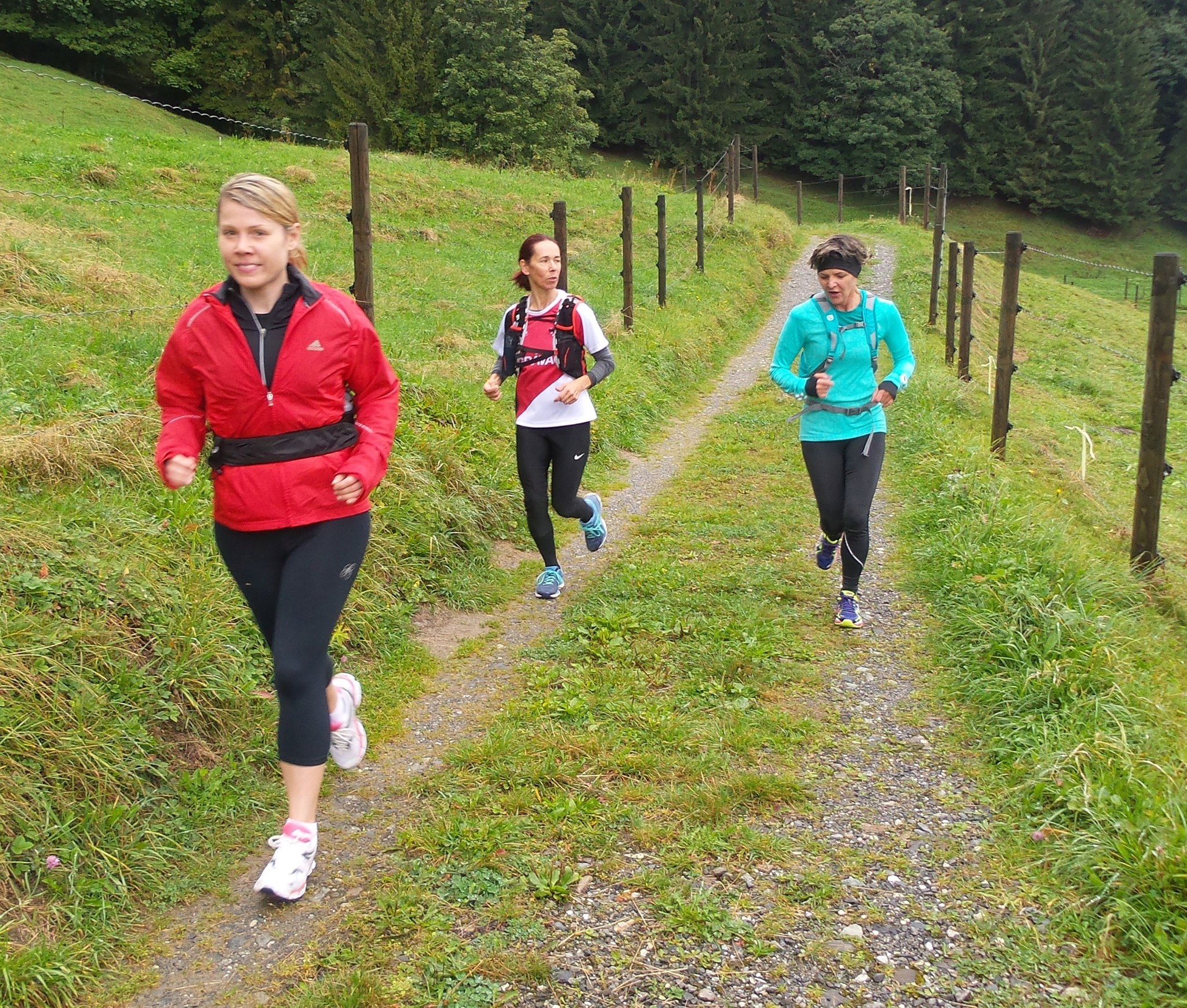zügiger Laufschritt der Damen