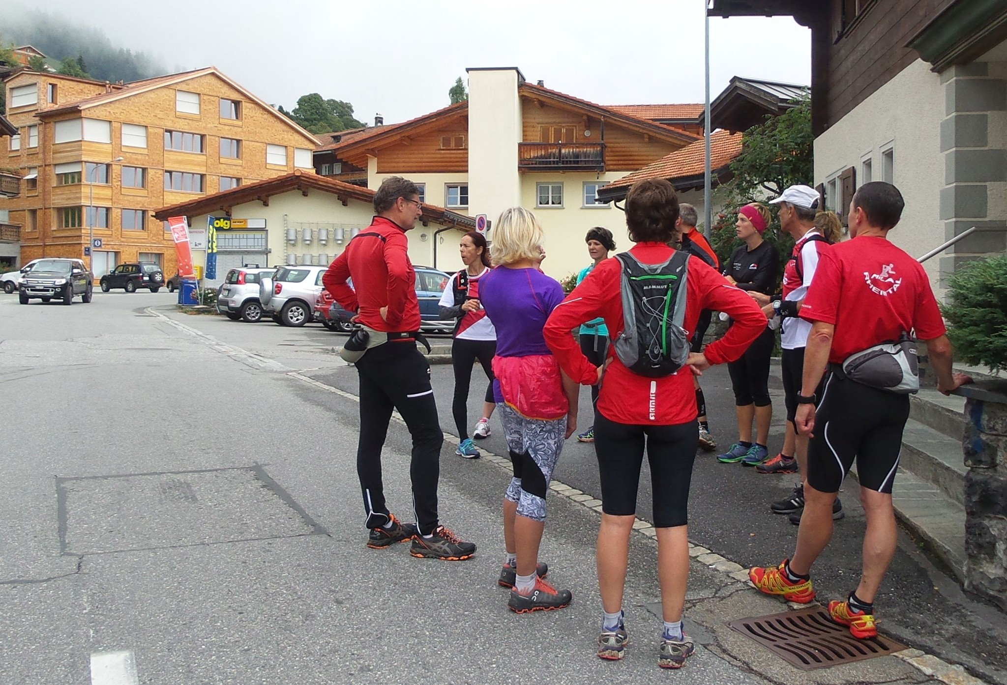 Laufhalt auf dem Dorfplatz Pany