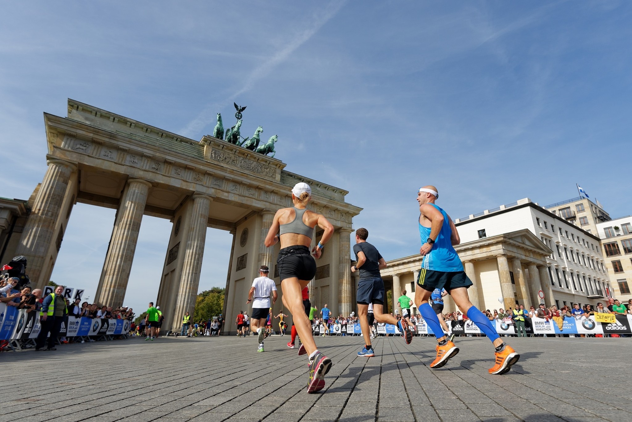 Kurz vor dem Ziel wird durchs Brandenburger Tor gelaufen