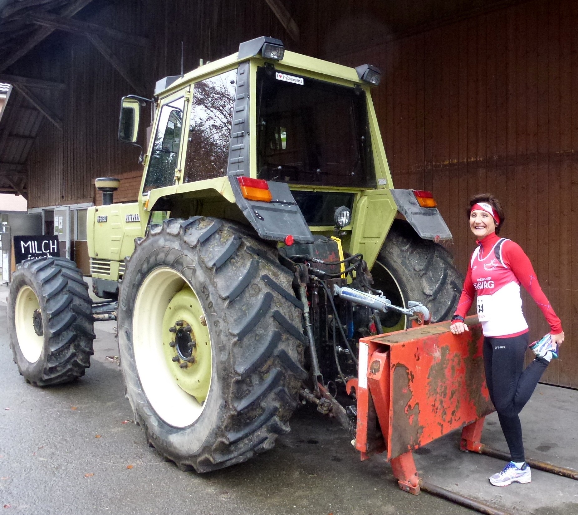 Traktorzubehör als Stütze fürs Dehnen