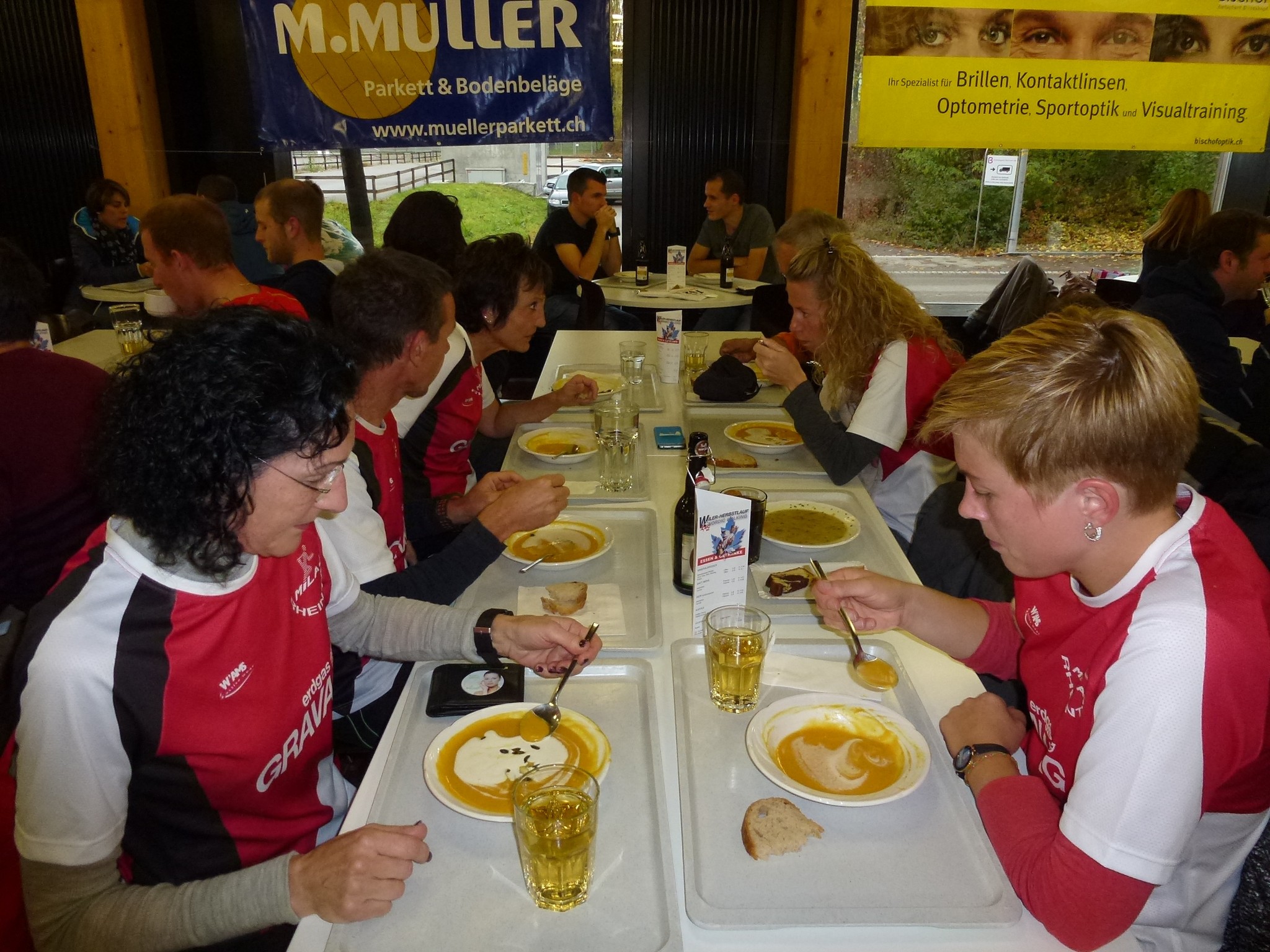 traditionelles Suppenlöffeln