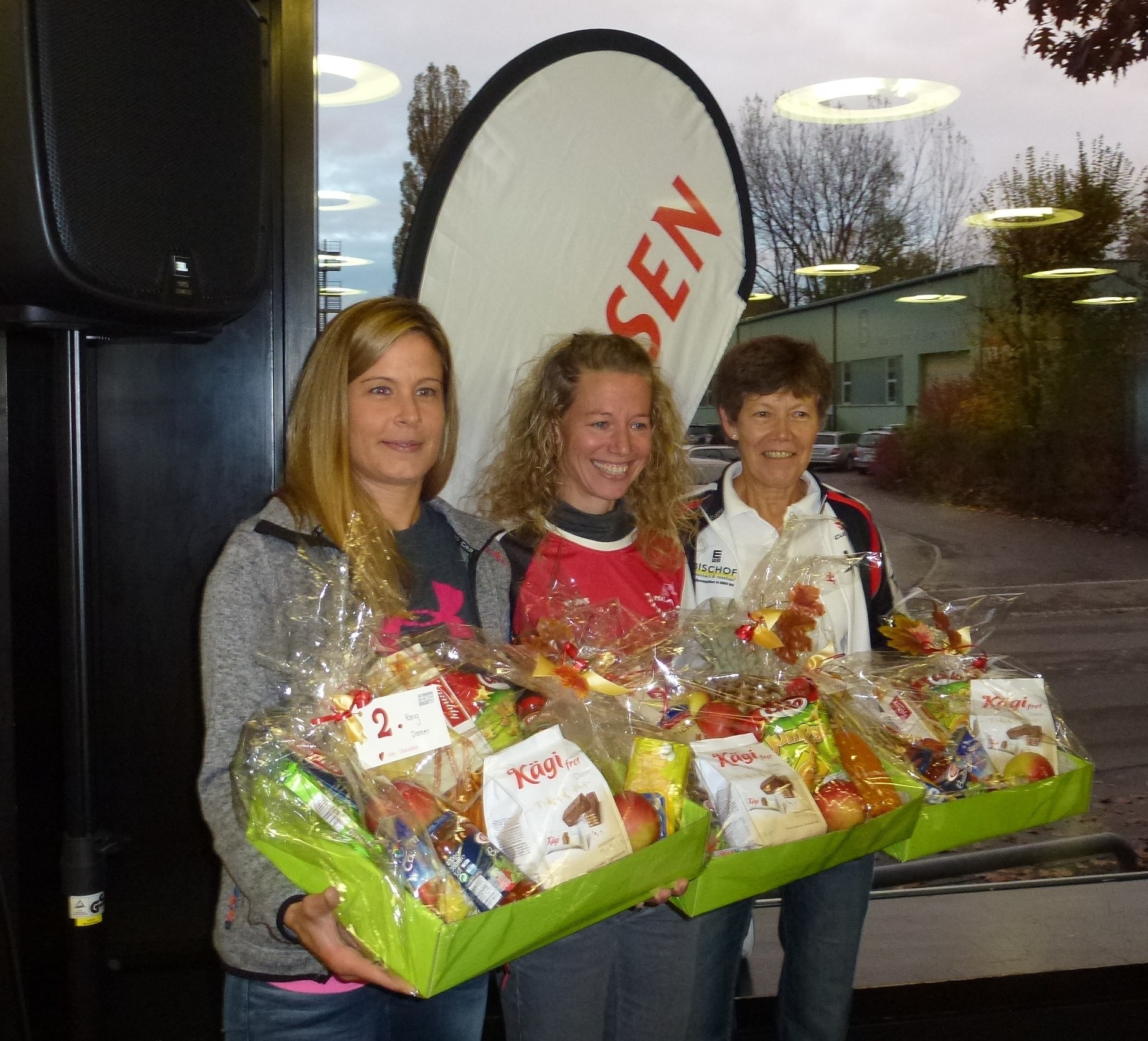 Denise umrahmt von den 2. und 3.platzierten Damen