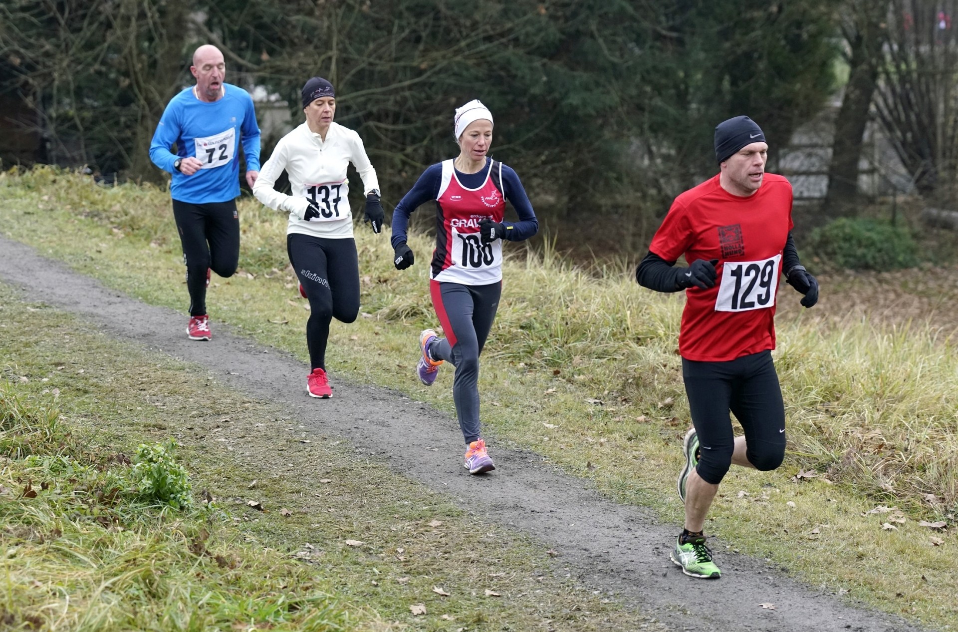 Denise in einer Männer-Verfolgergruppe