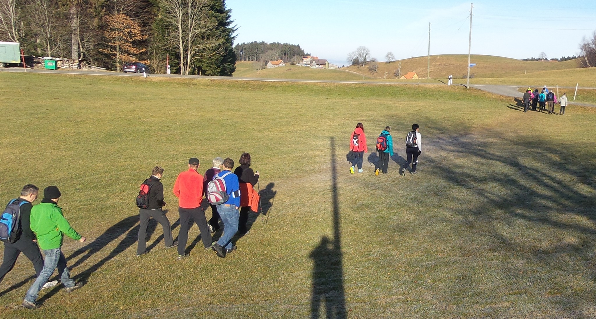 Hart gefrorene Wiese Richtung Sonne Blatten