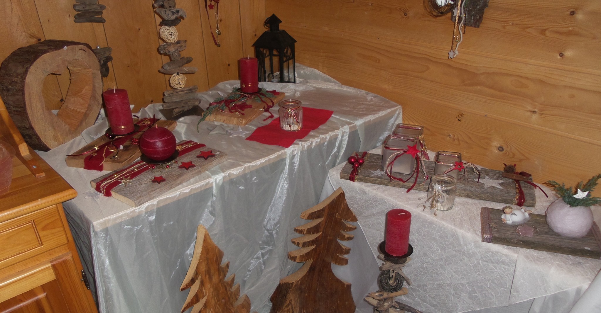 Präsentation von wunderschönem Weihnachtsschmuck