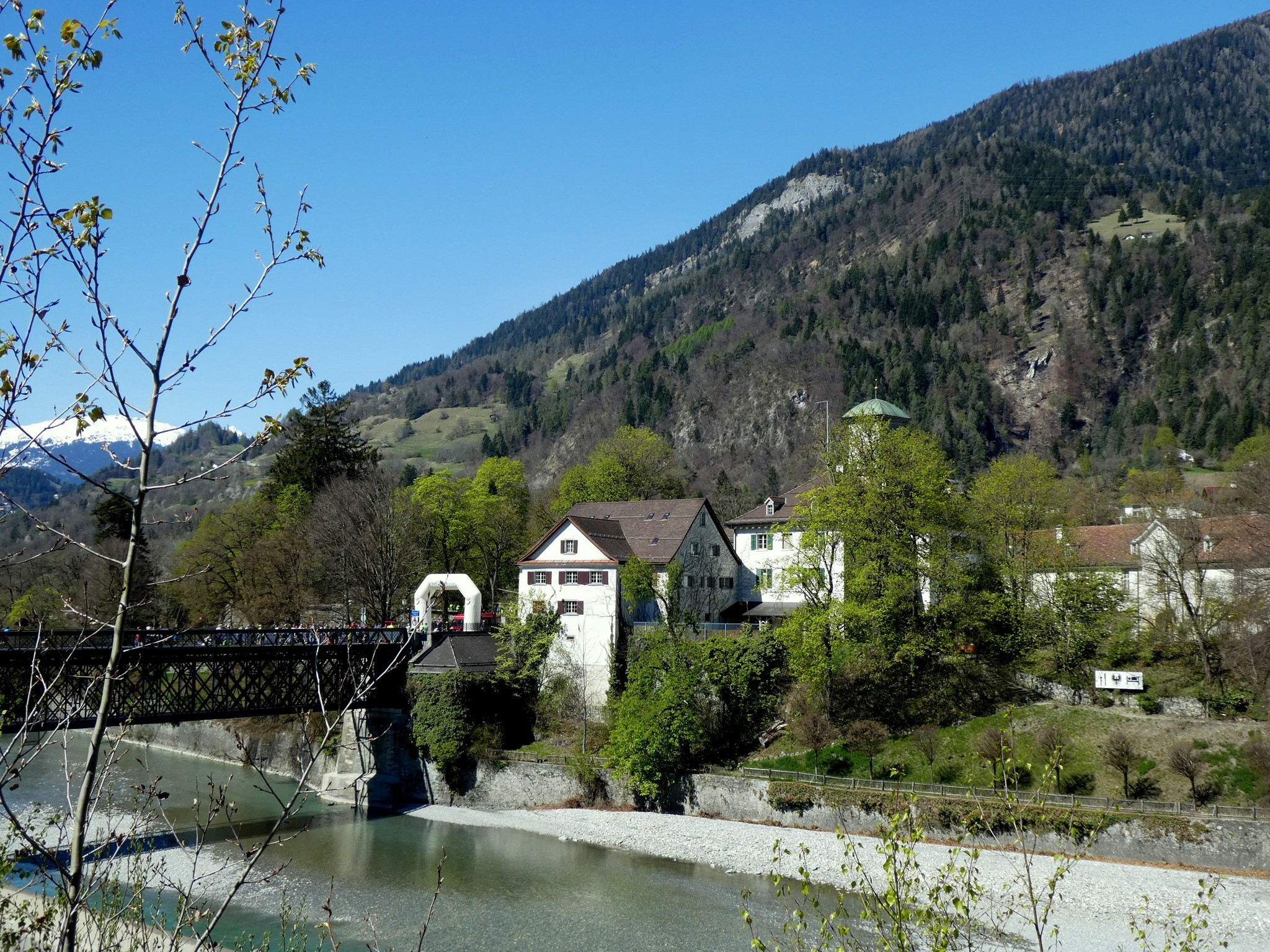 Zieleinlauf über die Rheinbrücke zum Schloss Reichenau