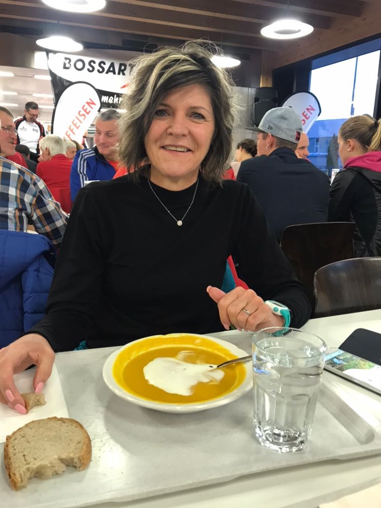 Jeannine geniesst die feine Kürbiscremesuppe