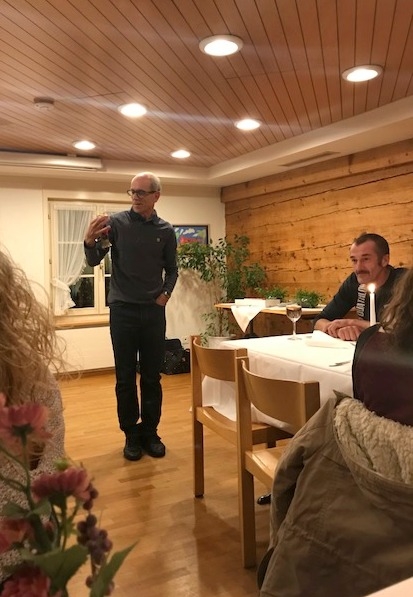 Berni begrüsst die Anwesenden