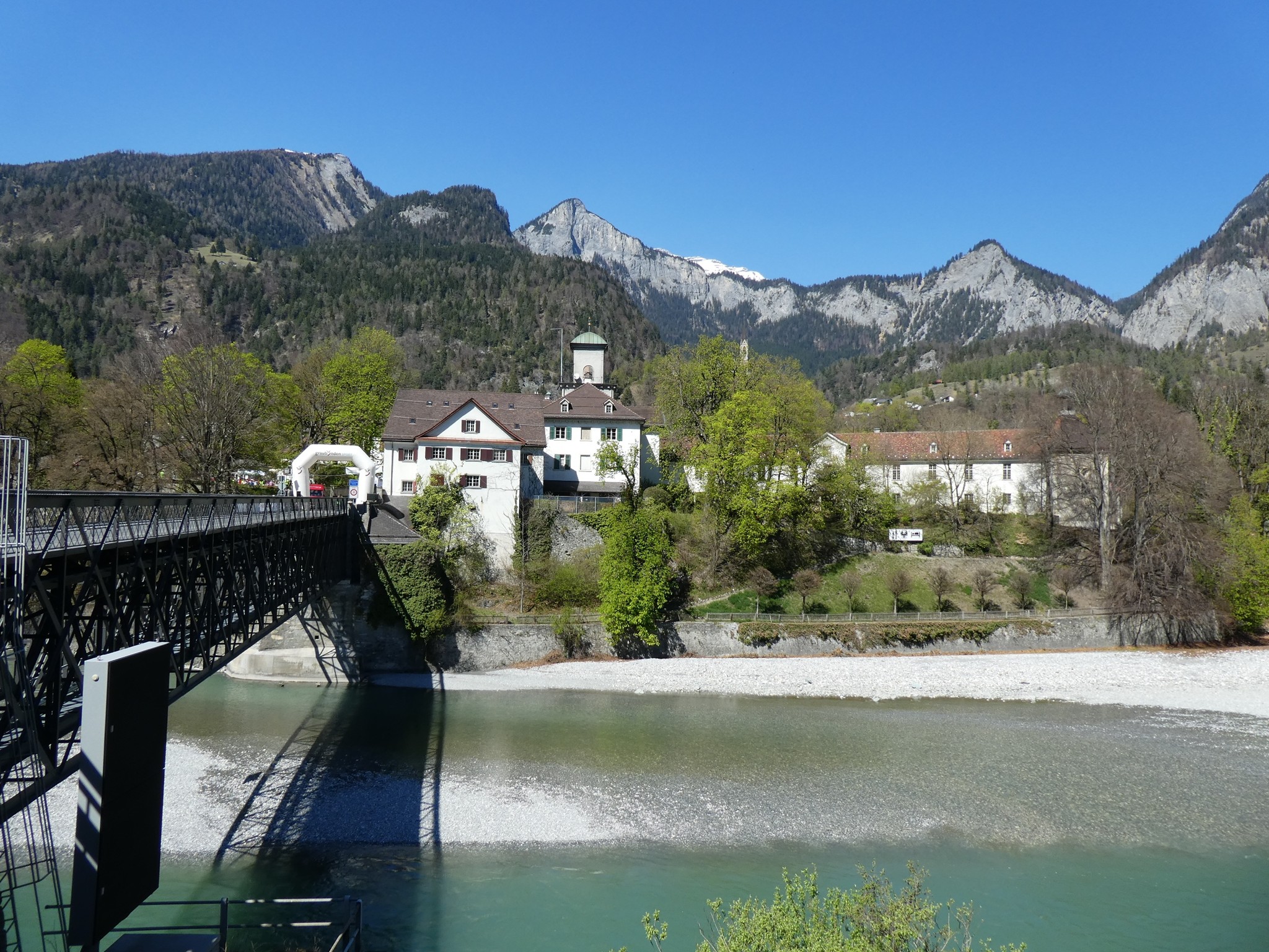 Zieleinlauf über den Rhein zum Schloss Reichenau