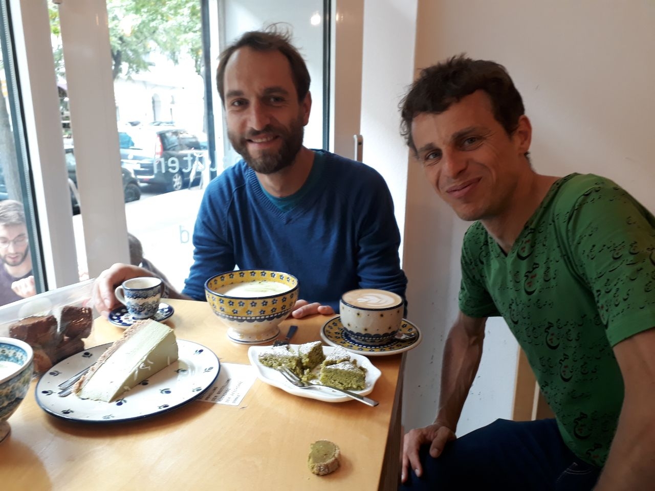 Isi und Ramon stärken sich mit japanischem Dessert